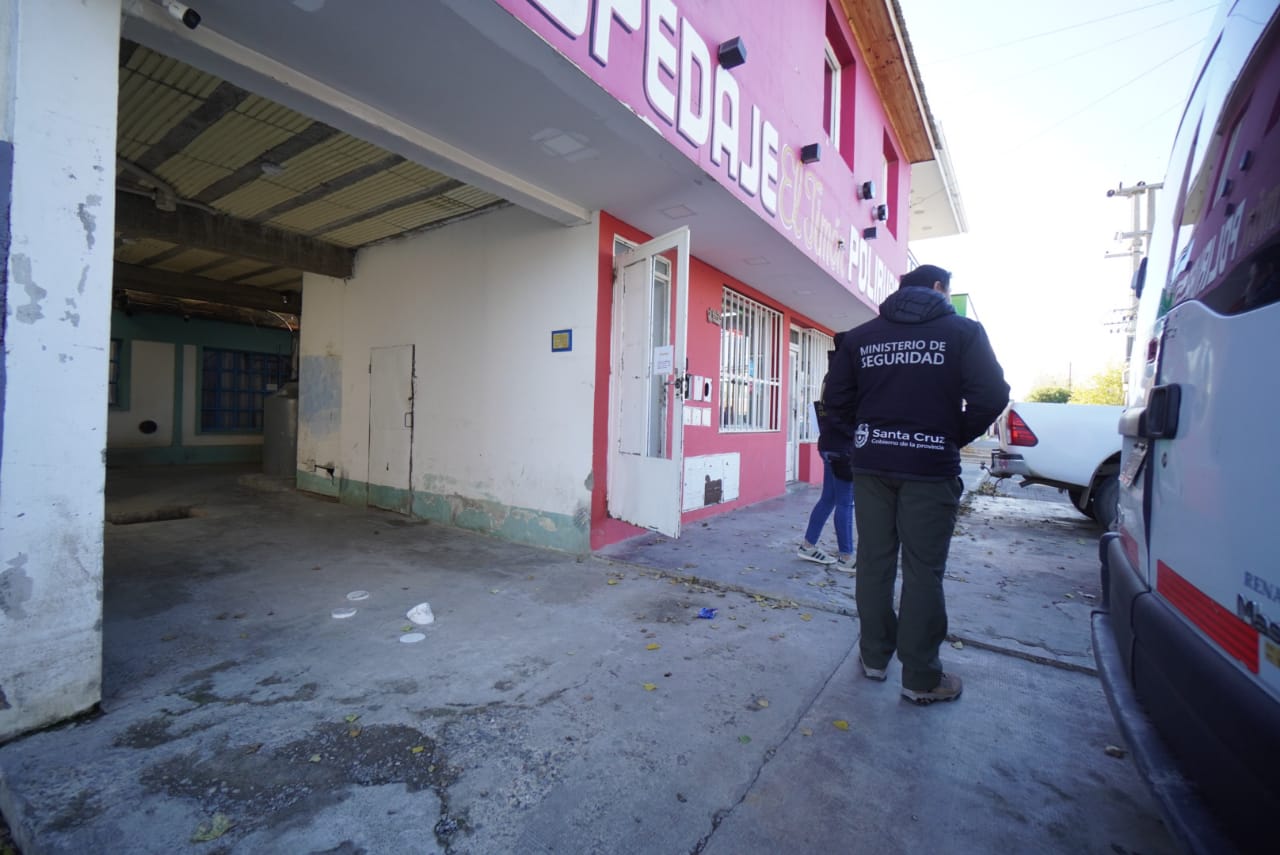  Agentes del Ministerio de Seguridad supervisaron el procedimiento de este lunes. (FOTO: LEANDRO FRANCO/LA OPINIÓN AUSTRAL)