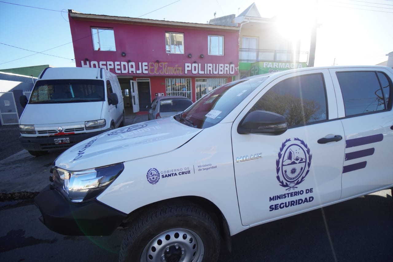  Un móvil policial en la zona del allanamiento. (FOTO: LEANDRO FRANCO/LA OPINIÓN AUSTRAL)