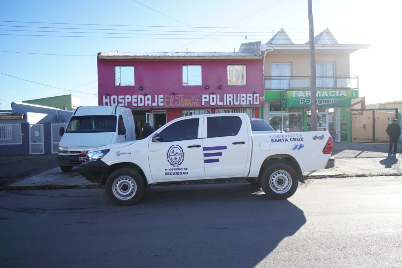  Un móvil oficial afuera del hospedaje allanado. (FOTO: LEANDRO FRANCO/LA OPINIÓN AUSTRAL)