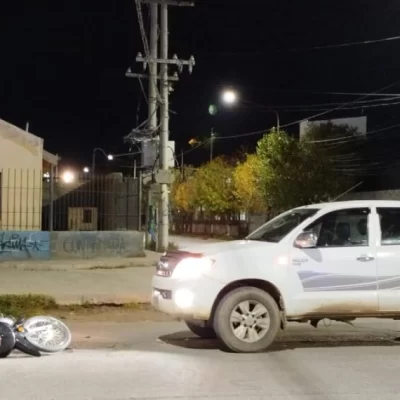 Un motociclista terminó con fracturas tras haber sido embestido por una camioneta