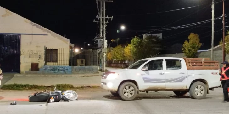 Un motociclista terminó con fracturas tras haber sido embestido por una camioneta