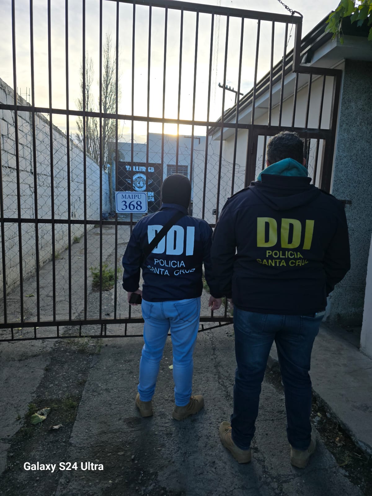  Agentes afuera de uno de los domicilios allanados. (FOTO: POLICÍA SANTA CRUZ)