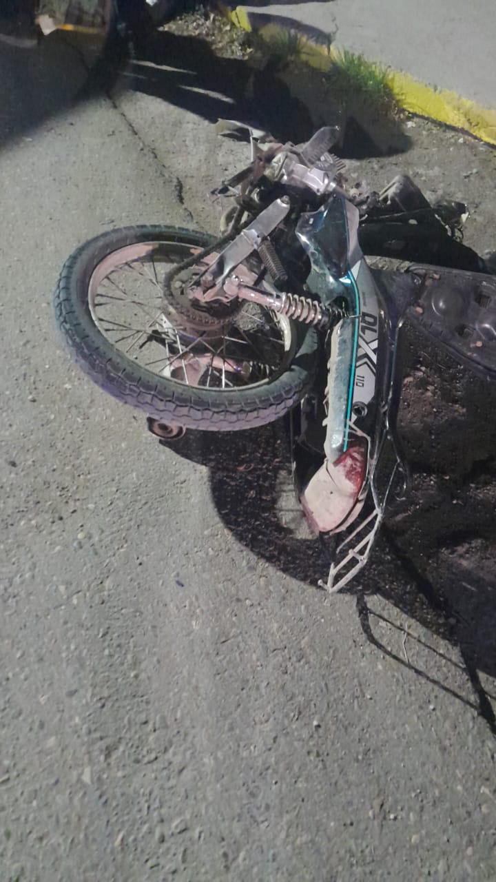  La moto de la víctima quedó tendida en la vía pública. (FOTO: LA OPINIÓN AUSTRAL)
