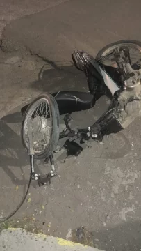 Buscan al conductor de una camioneta que embistió a un motociclista y lo dejó con lesiones graves