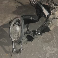 Buscan al conductor de una camioneta que embistió a un motociclista y lo dejó con lesiones graves
