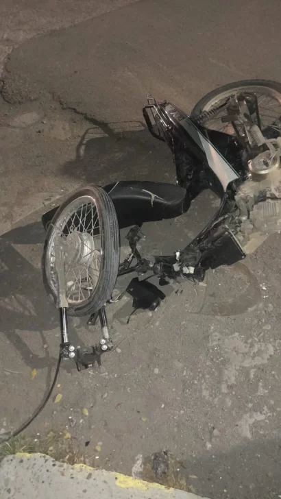Buscan al conductor de una camioneta que embistió a un motociclista y lo dejó con lesiones graves