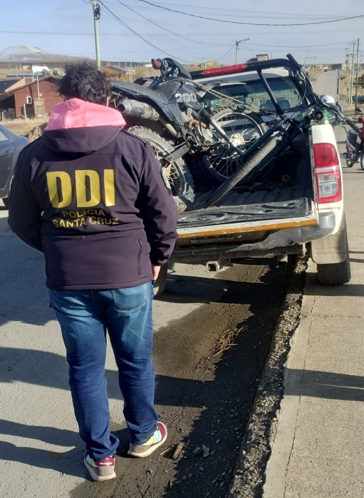  Una moto denunciada como sustraída fue encontrada en un allanamiento. (FOTO: POLICÍA SANTA CRUZ)