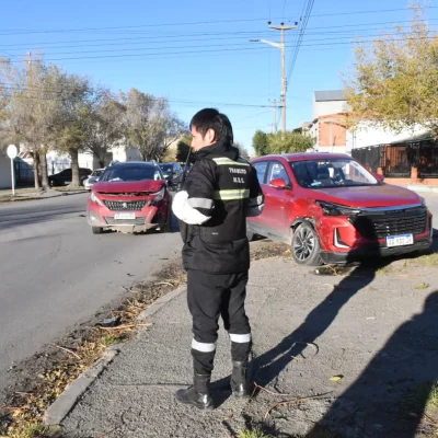 Una de las conductoras no respetó el disco Pare y provocó un choque en pleno centro de Río Gallegos