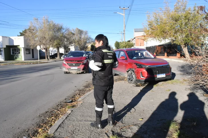 Una de las conductoras no respetó el disco Pare y provocó un choque en pleno centro de Río Gallegos