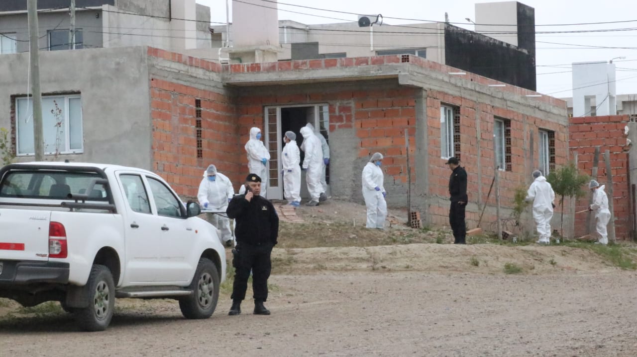  Agentes policiales en la casa donde ocurrió el horror. (FOTO: TAMARA MORENO/LA OPINIÓN AUSTRAL)