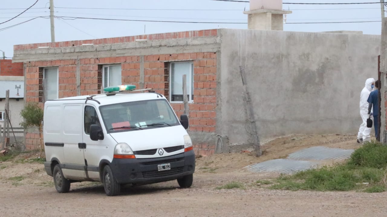  Una unidad del Poder Judicial trasladando uno de los cuerpos. (FOTO: TAMARA MORENO/LA OPINIÓN AUSTRAL)