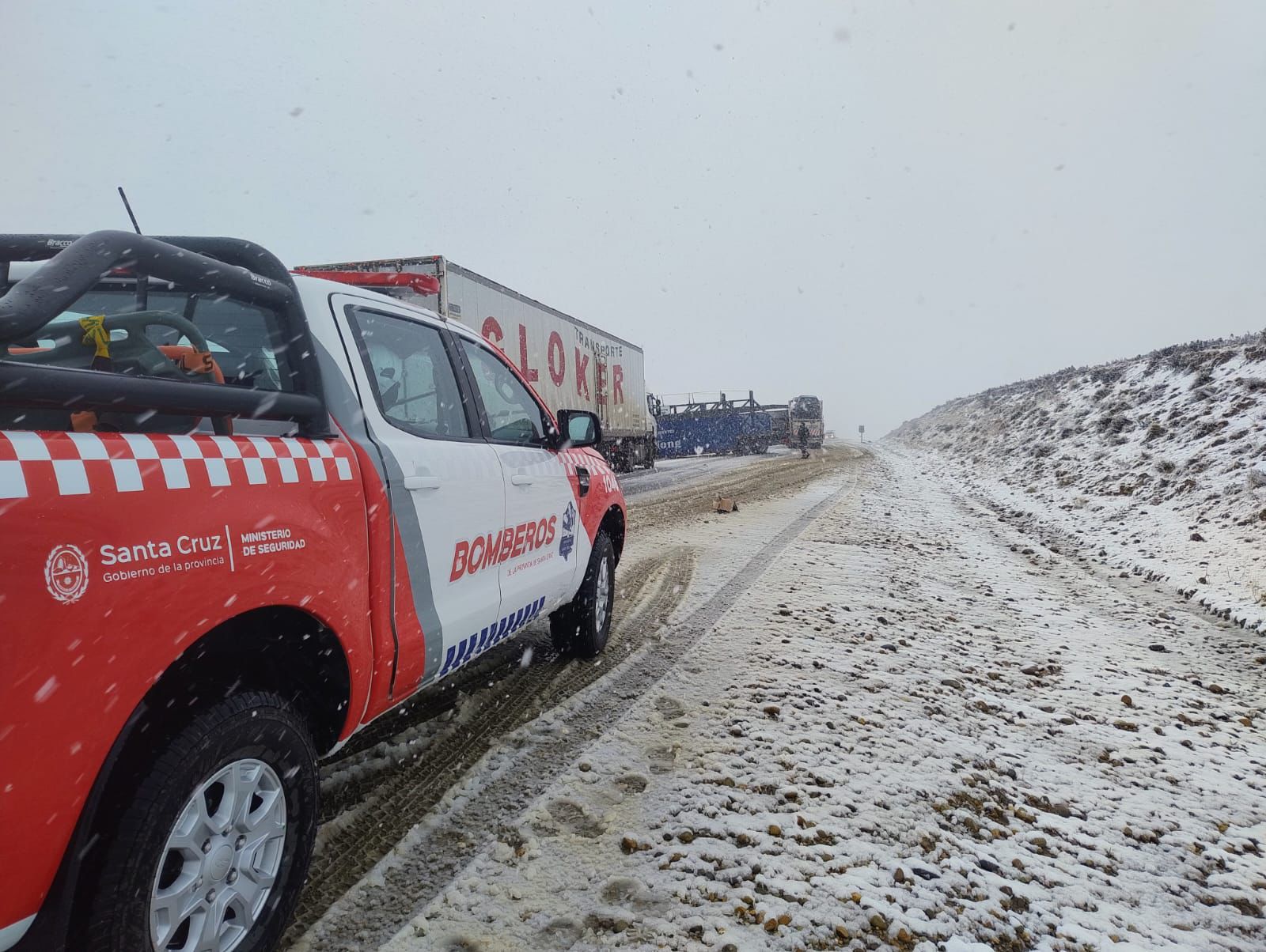  Un móvil de Bomberos a metros del lugar. (FOTO: POLICÍA SANTA CRUZ)