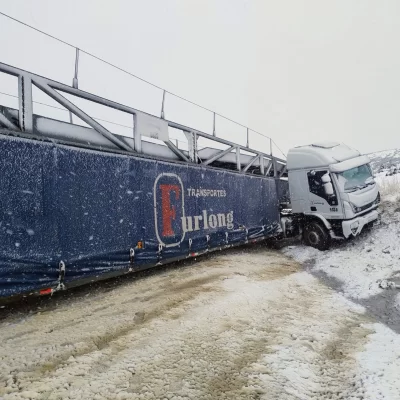 Dos camiones despistaron en el interior de Santa Cruz en cuestión de horas por presencia de la nieve