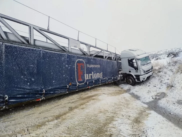 Dos camiones despistaron en el interior de Santa Cruz en cuestión de horas por presencia de la nieve