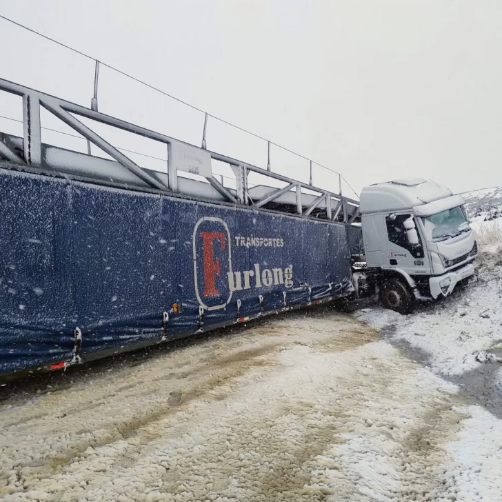 Dos camiones despistaron en el interior de Santa Cruz en cuestión de horas por presencia de la nieve Dos camiones despistaron en el interior de Santa Cruz en cuestión de horas por presencia de la nieve