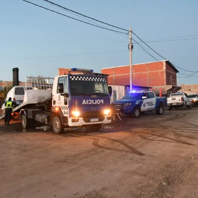 Robaron siete cubiertas de camiones de una empresa y los atraparon en un allanamiento en el barrio Bicentenario