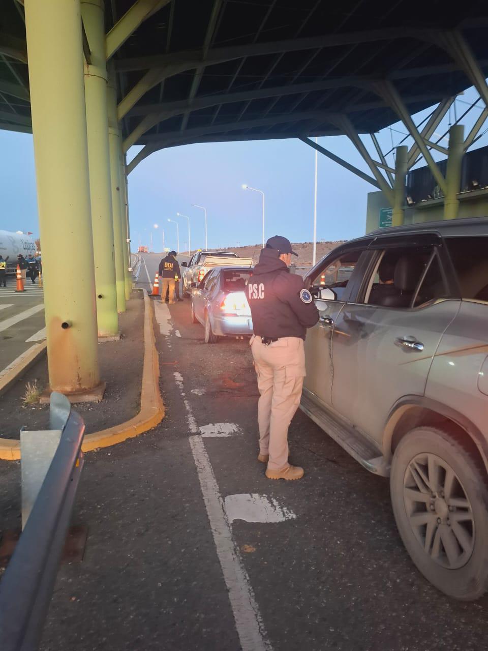  Un agente controlando documentación. (FOTO: POLICÍA SANTA CRUZ)