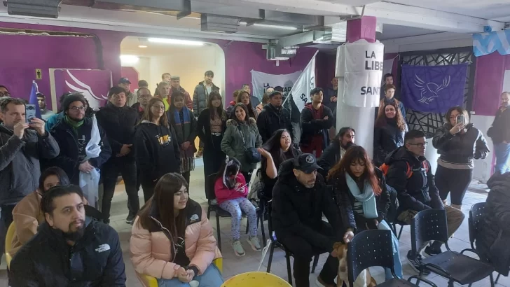 La gente se acercó al local partidario de LLA en Las Heras para escuchar a Jairo Guzmán.