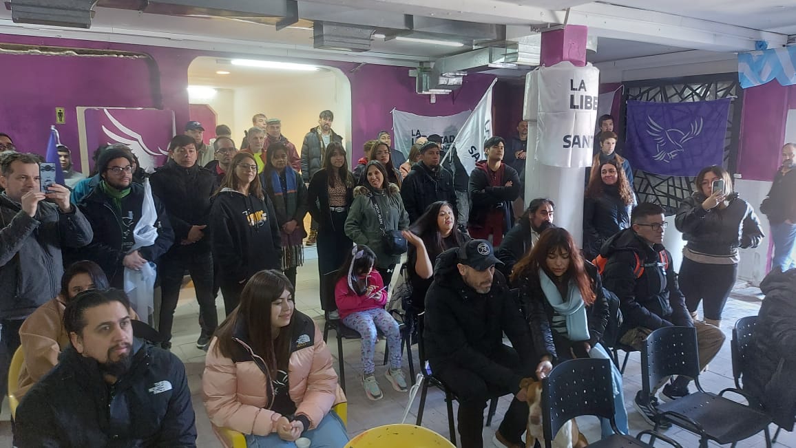 La gente se acercó al local partidario de LLA en Las Heras para escuchar a Jairo Guzmán.