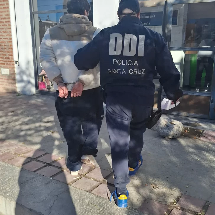 El martes procesarían al hombre de 25 años detenido por aprovecharse de su amiga y violarla en Pico Truncado
