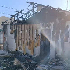 Una anciana prendió una vela en su casa y por un descuido se le incendió todo: “Tenemos que salir adelante”
