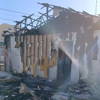 Una anciana prendió una vela en su casa y por un descuido se le incendió todo: “Tenemos que salir adelante”