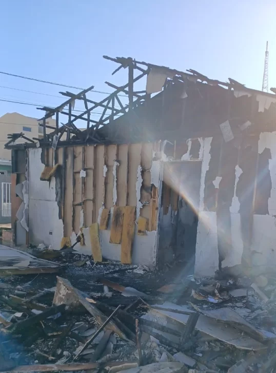 Una anciana prendió una vela en su casa y por un descuido se le incendió todo: “Tenemos que salir adelante”
