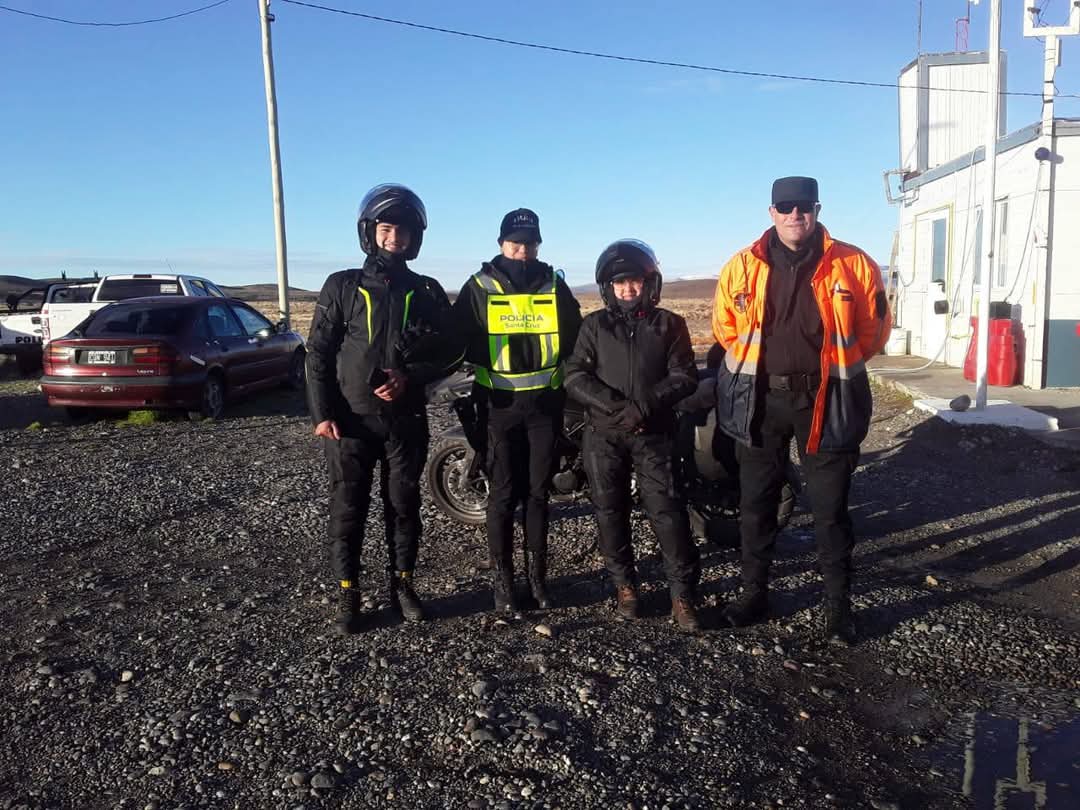  Los turistas junto a policías que los rescataron. (FOTO: POLICÍA SANTA CRUZ)
