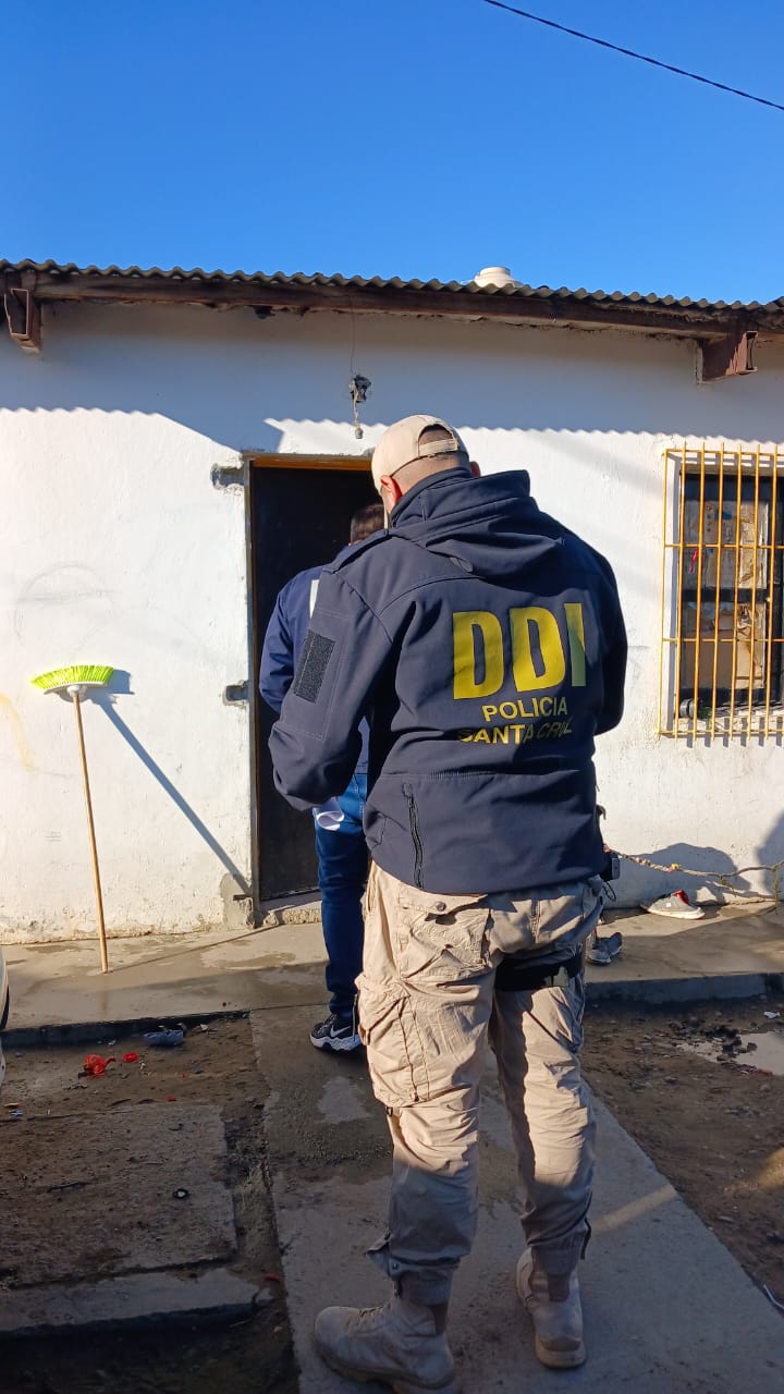  Un uniformado de la DDI. (FOTO: POLICÍA DE SANTA CRUZ).