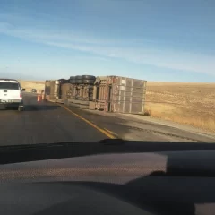 Precaución en la Ruta 3: un camión volcó en la bajada de Güer Aike y cortaron un carril de la calzada