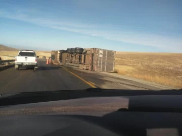 Precaución en la Ruta 3: un camión volcó en la bajada de Güer Aike y cortaron un carril de la calzada