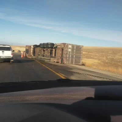 Precaución en la Ruta 3: un camión volcó en la bajada de Güer Aike y cortaron un carril de la calzada
