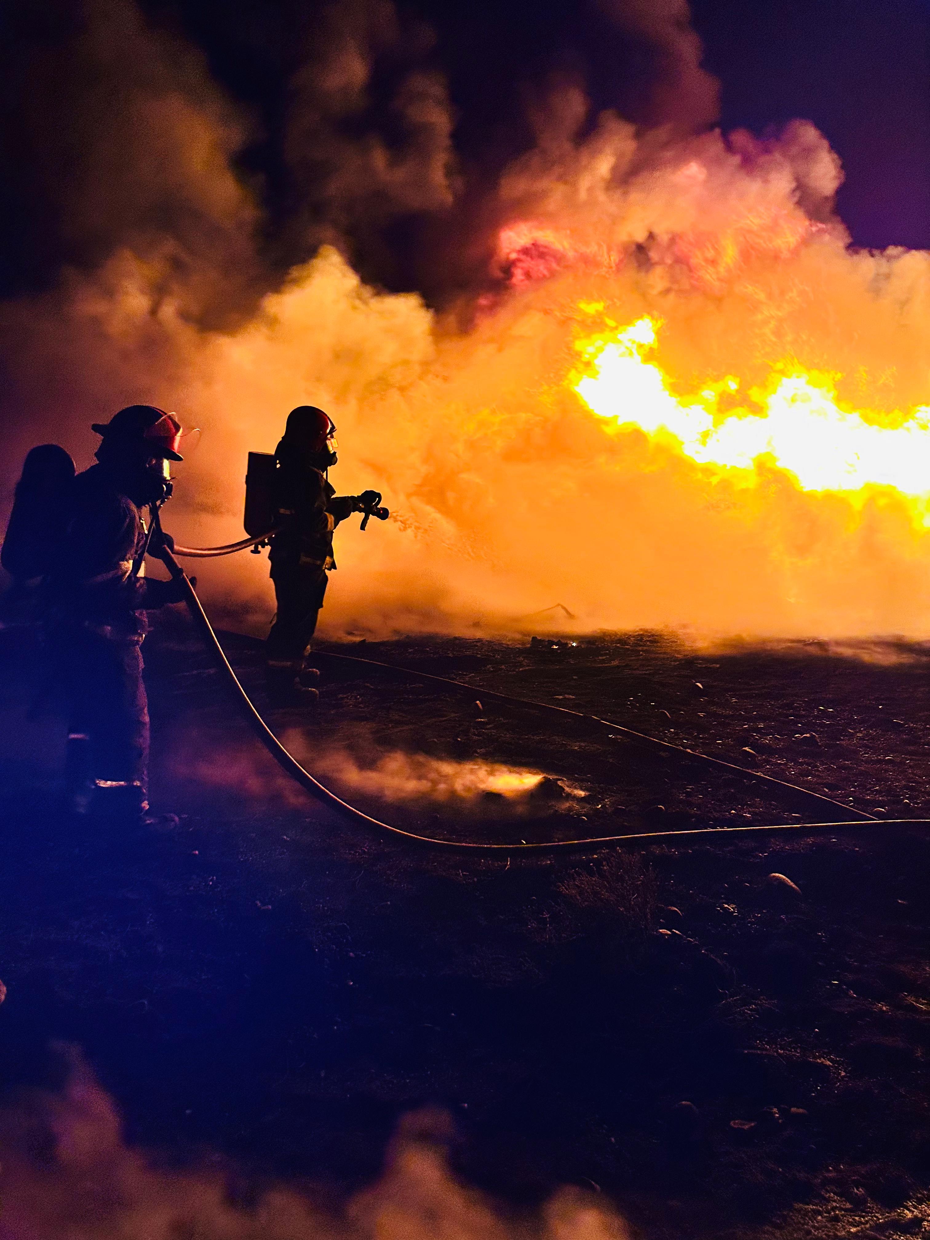  Personal de Bomberos combatiendo las llamas.
