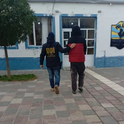 Un municipal de Pico Truncado quedó detenido por un robo calificado tras el allanamiento de su vivienda