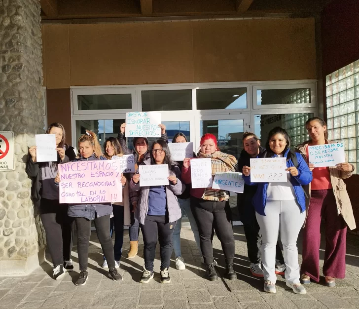 Cuidadoras de Salud Mental cobran $1,700 la hora: exigen al Hospital Samic y Provincia un plus