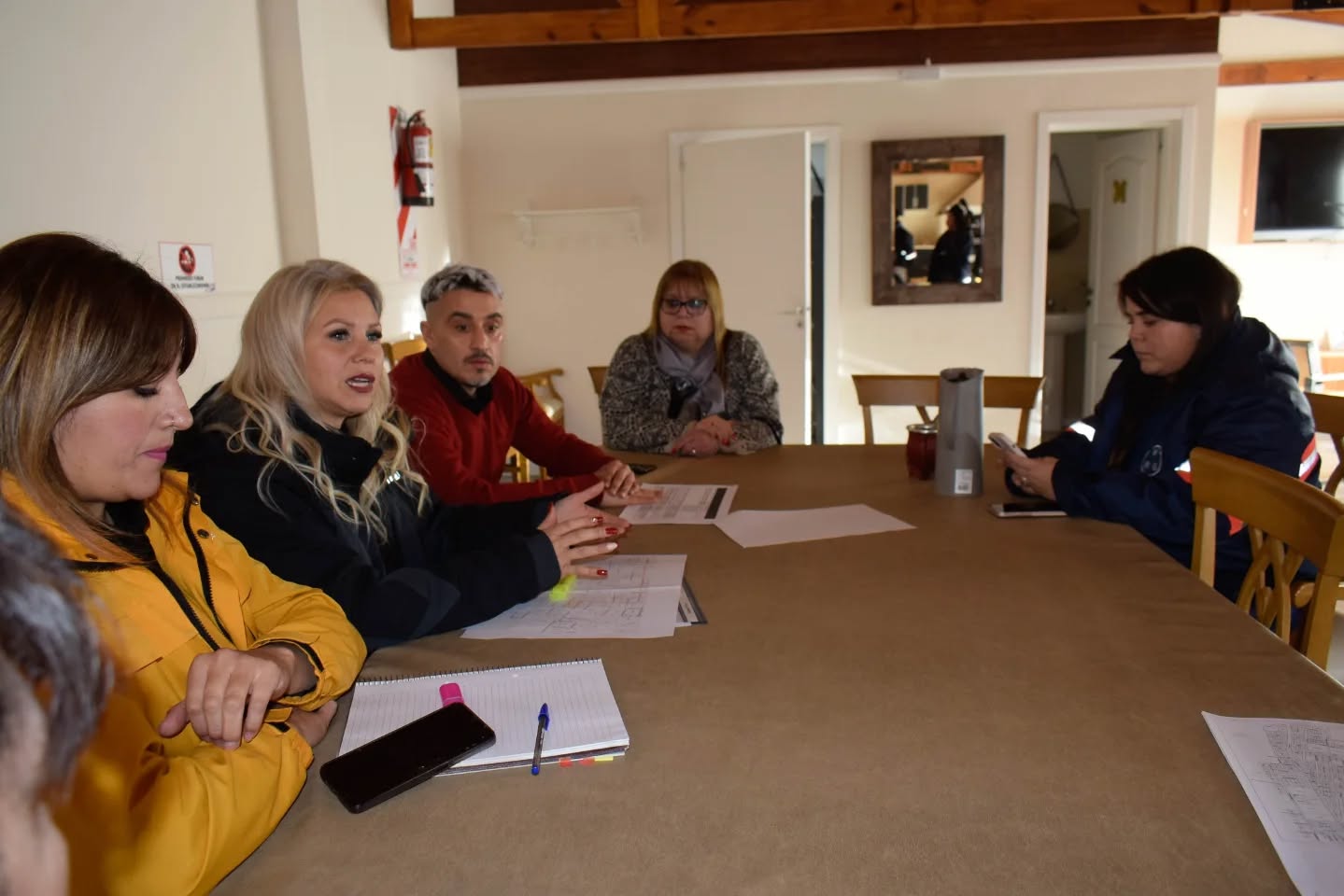  Natalia Quiroz, secretaria municipal, encabezó la reunión con vecinos.