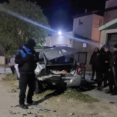 Un hombre en estado de ebriedad chocó el auto de un abuelo y le quiso pegar a los policías