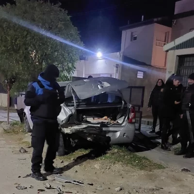 Un hombre en estado de ebriedad chocó el auto de un abuelo y le quiso pegar a los policías