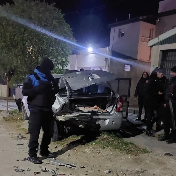 Un hombre en estado de ebriedad chocó el auto de un abuelo y le quiso pegar a los policías