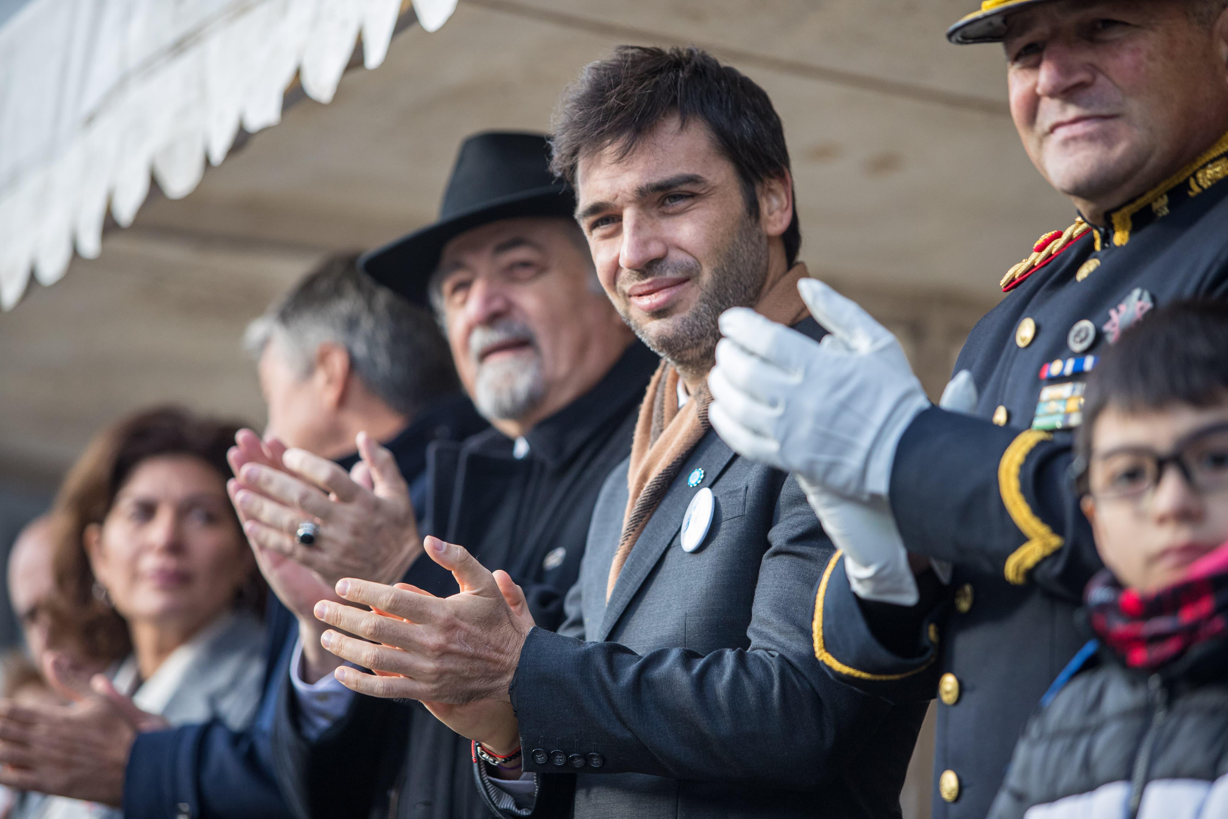  Ignacio Torres aplaudiendo durante el acto. (FOTO: GOBIERNO)