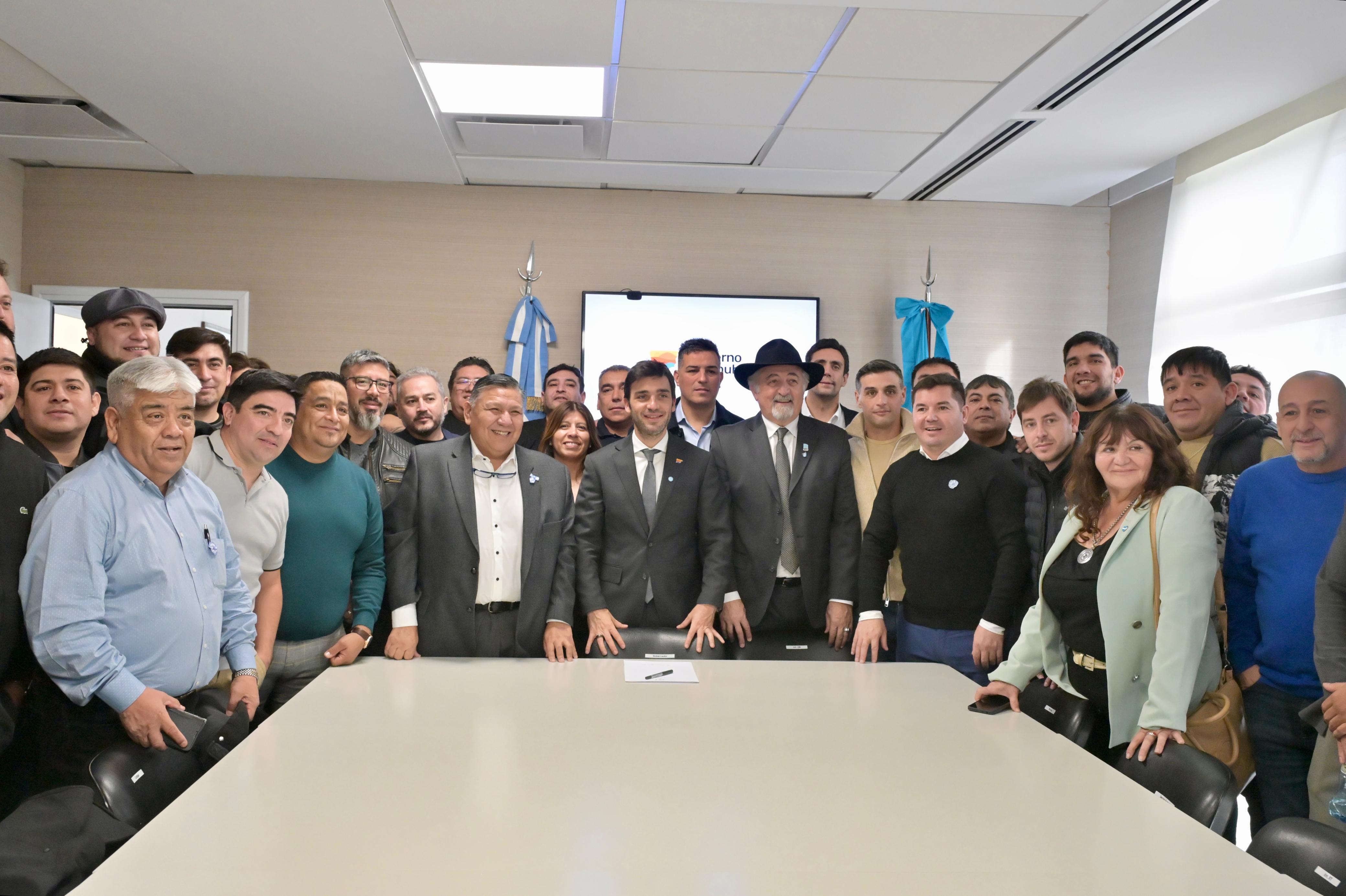  Las autoridades tras la firma del acuerdo. (FOTO: GOBIERNO CHUBUT)