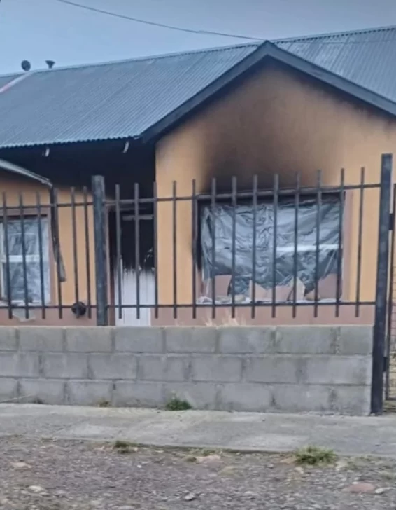 Un profesor de pádel de Río Gallegos perdió todo en un incendio y sus amigos buscan darle una mano