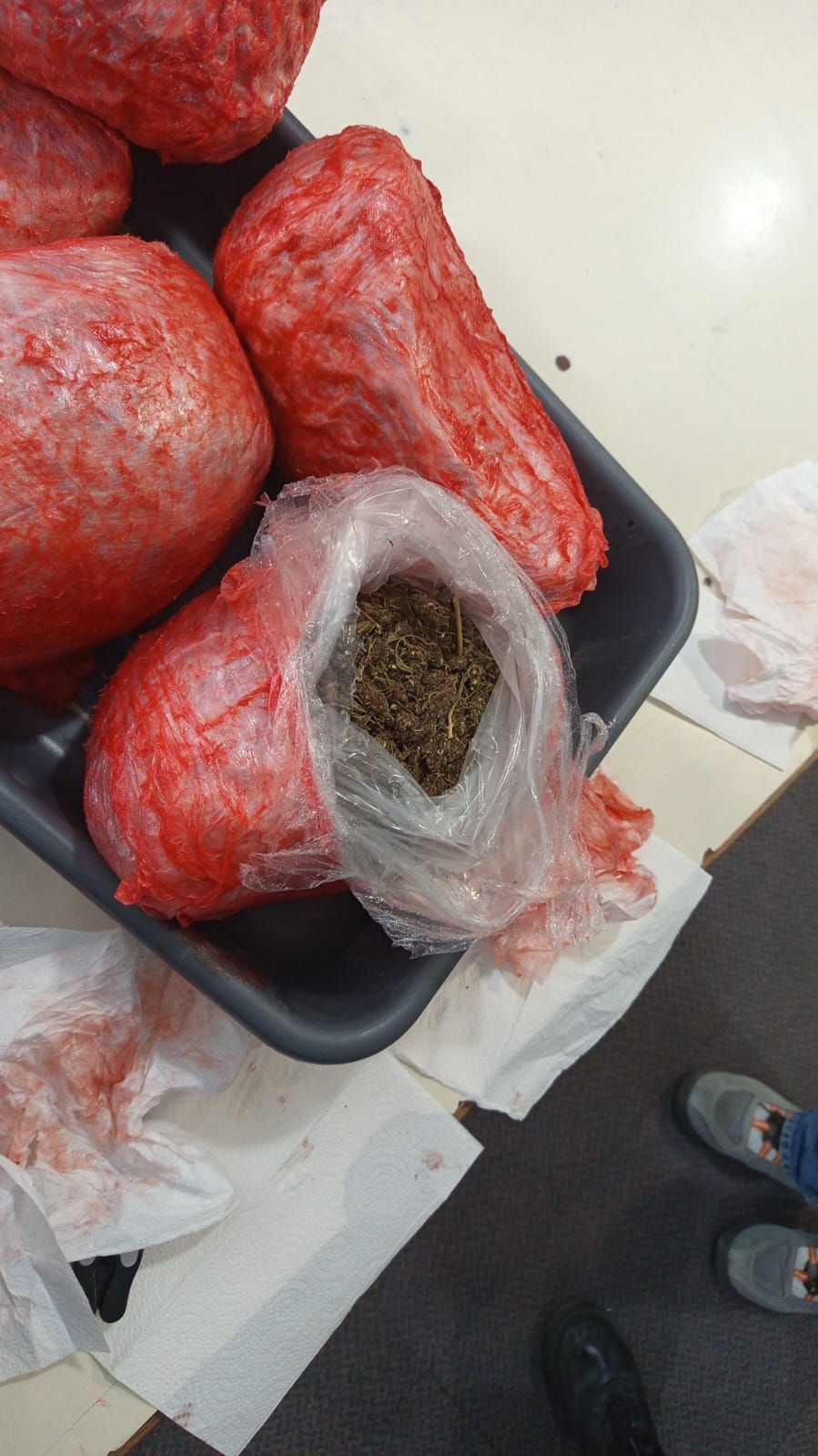  La droga dentro de uno de los bultos. (FOTO: FISCALÍA)