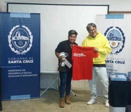 Pablo Acosta junto a Mijhael Harasic, recibe su premio de campeón. Pablo Acosta junto a Mijhael Harasic, recibe su premio de campeón.