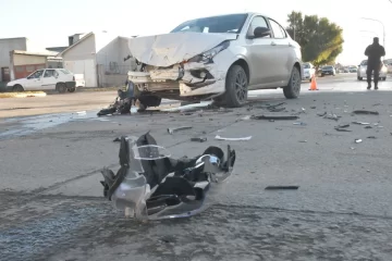 Pudo haber sido una tragedia: violento choque en Río Gallegos terminó con un auto contra una vivienda