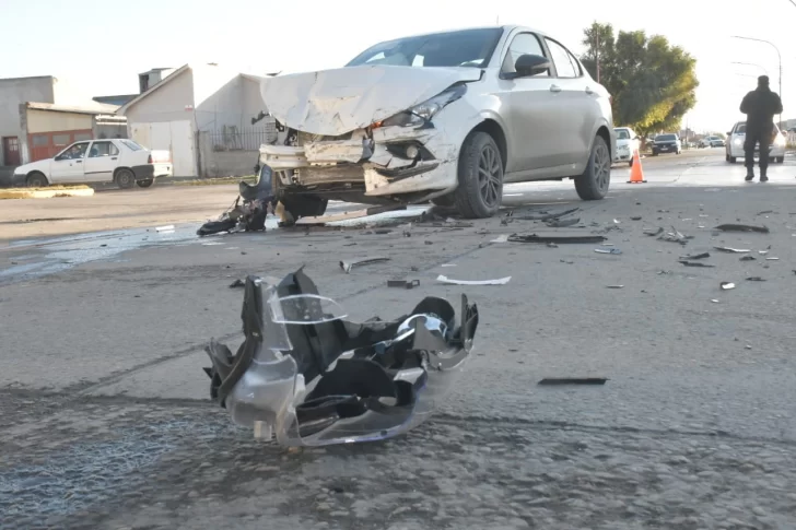 Pudo haber sido una tragedia: violento choque en Río Gallegos terminó con un auto contra una vivienda