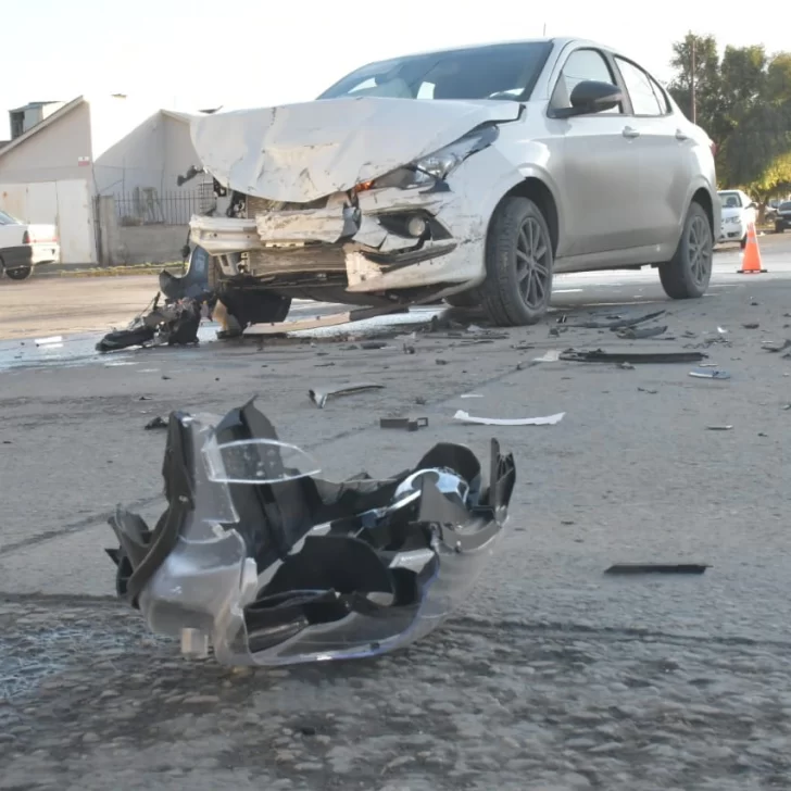 Pudo haber sido una tragedia: violento choque en Río Gallegos terminó con un auto contra una vivienda