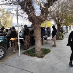 Inseguridad en Puerto Deseado: Policías fueron por un hurto y hallaron drogas y municiones