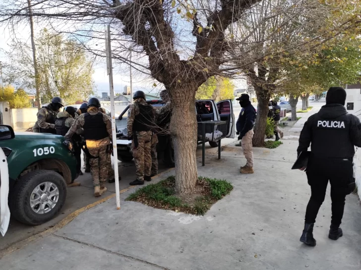 Inseguridad en Puerto Deseado: Policías fueron por un hurto y hallaron drogas y municiones