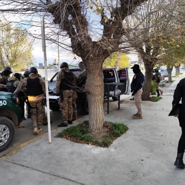 Inseguridad en Puerto Deseado: Policías fueron por un hurto y hallaron drogas y municiones